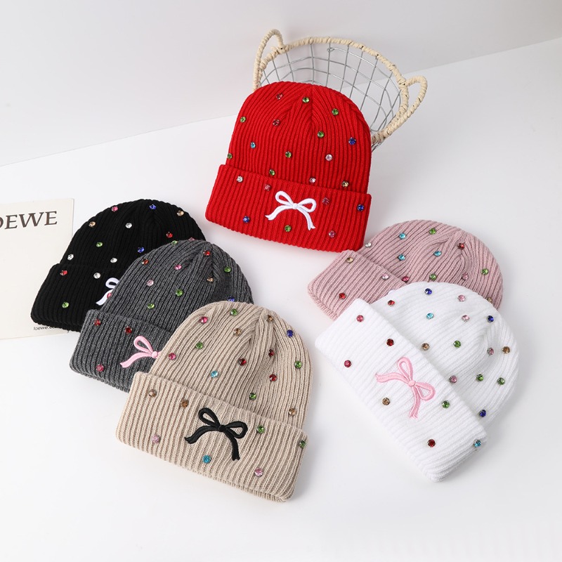 Beanie Cuffed Knit - Damen-Strickmütze mit glänzenden Strasssteinen und Schleifenstickerei,